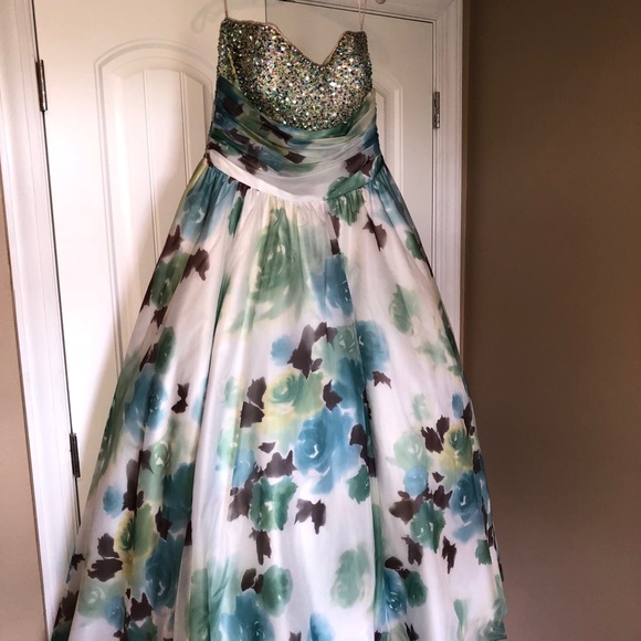 Tony Bowls Dresses & Skirts - Tony Bowls Prom dress